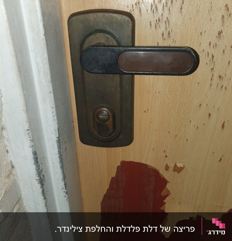 מנעול דלת מתכת עם ידית על דלת עץ